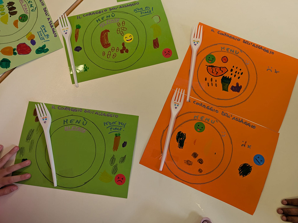 disegni creati da bambini che rappresentano dei piatti con cibo