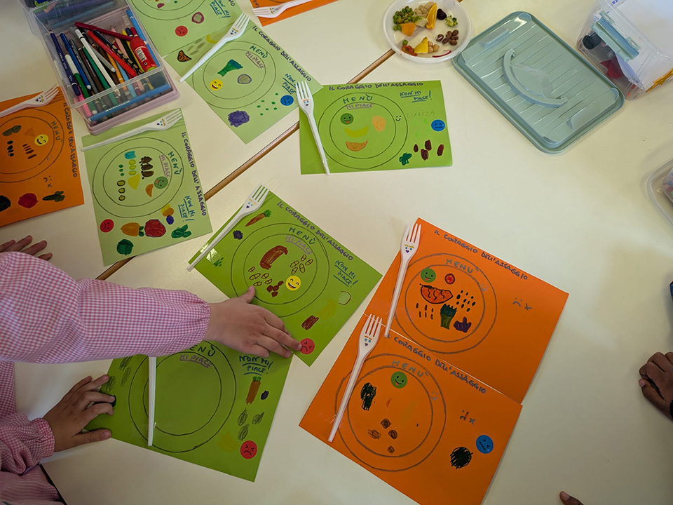 disegni creati da bambini che rappresentano dei piatti con cibo