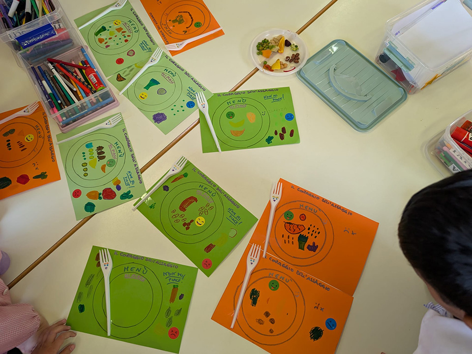 disegni creati da bambini che rappresentano dei piatti con cibo