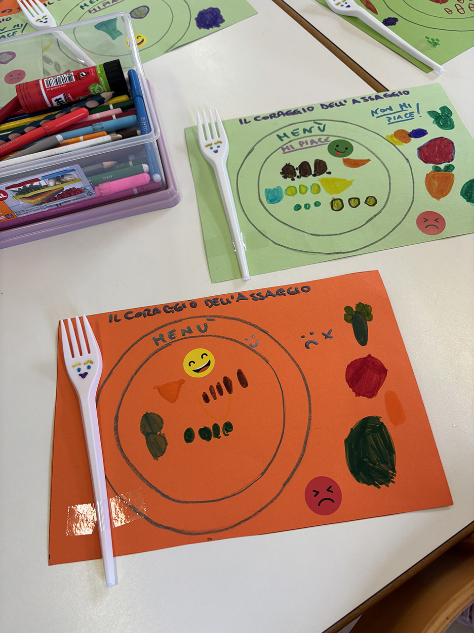disegni creati da bambini che rappresentano dei piatti con cibo