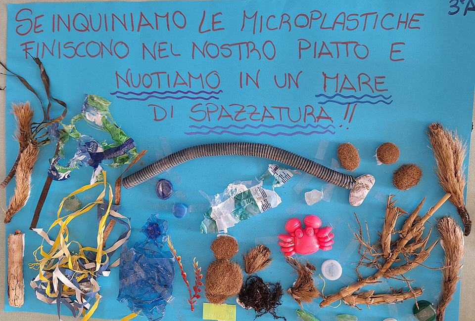 cartellone per progetto Tra dire e il fare c'è di mezzo il mare con microplastiche