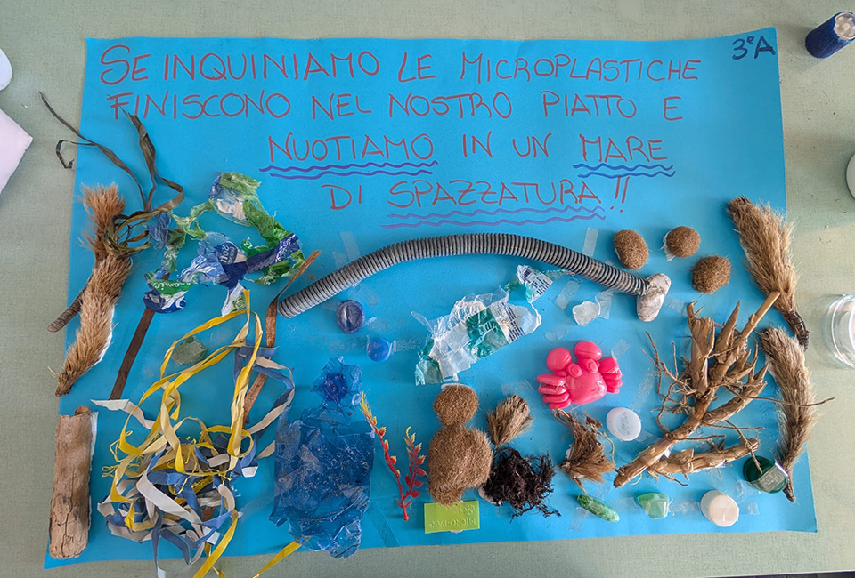 cartellone per progetto Tra dire e il fare c'è di mezzo il mare con microplastiche