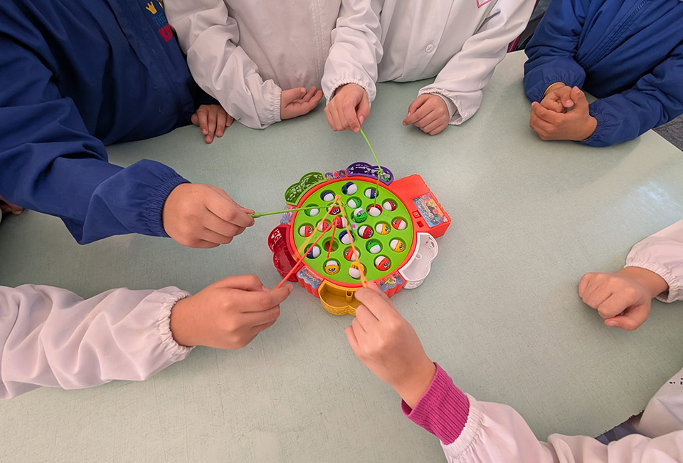 foto di bambini che giocano al gioco da tavolo: il gioco della pesca