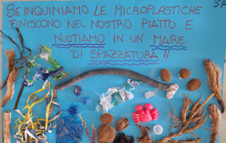 cartellone per progetto Tra dire e il fare c'è di mezzo il mare con microplastiche