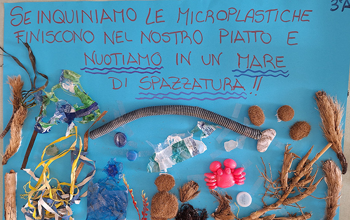 cartellone per progetto Tra dire e il fare c'è di mezzo il mare con microplastiche