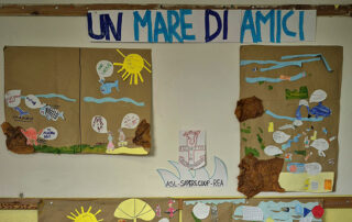 cartellone un mare di amici con vari disegni creati da bambini