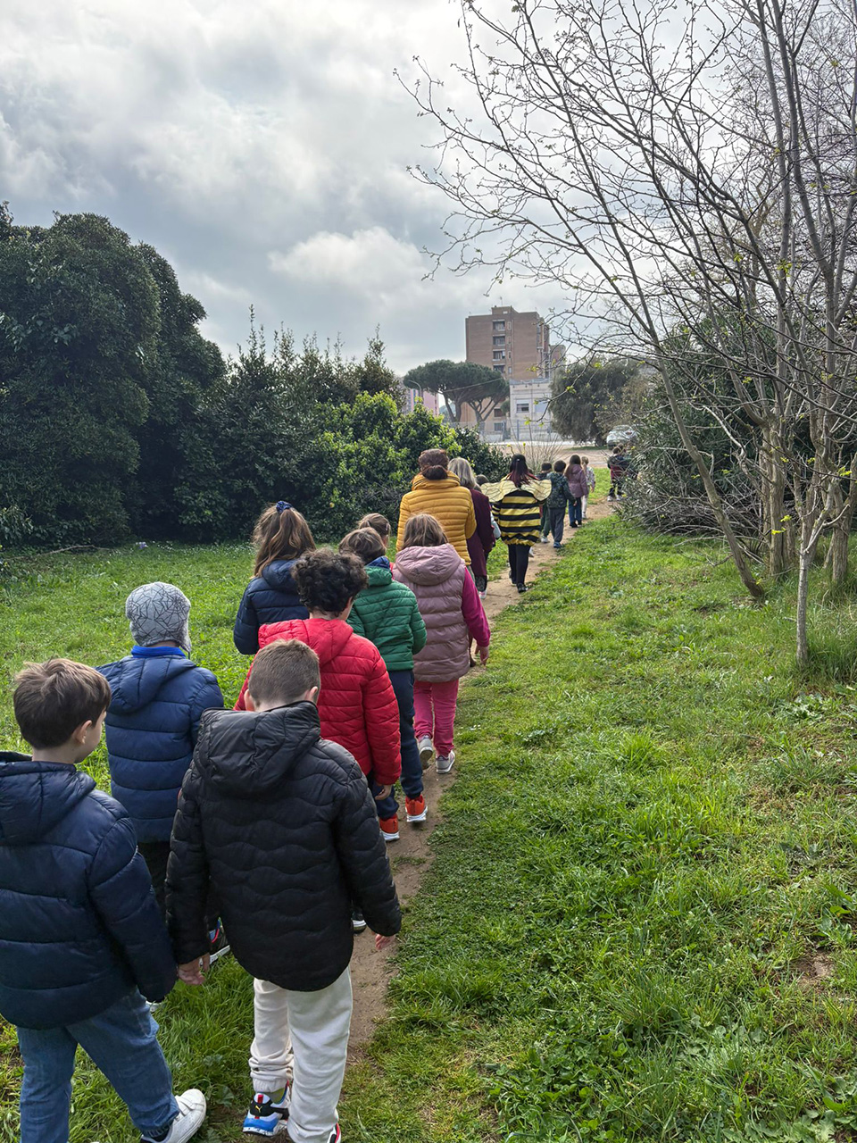 foto di bambini e maestre che camminano