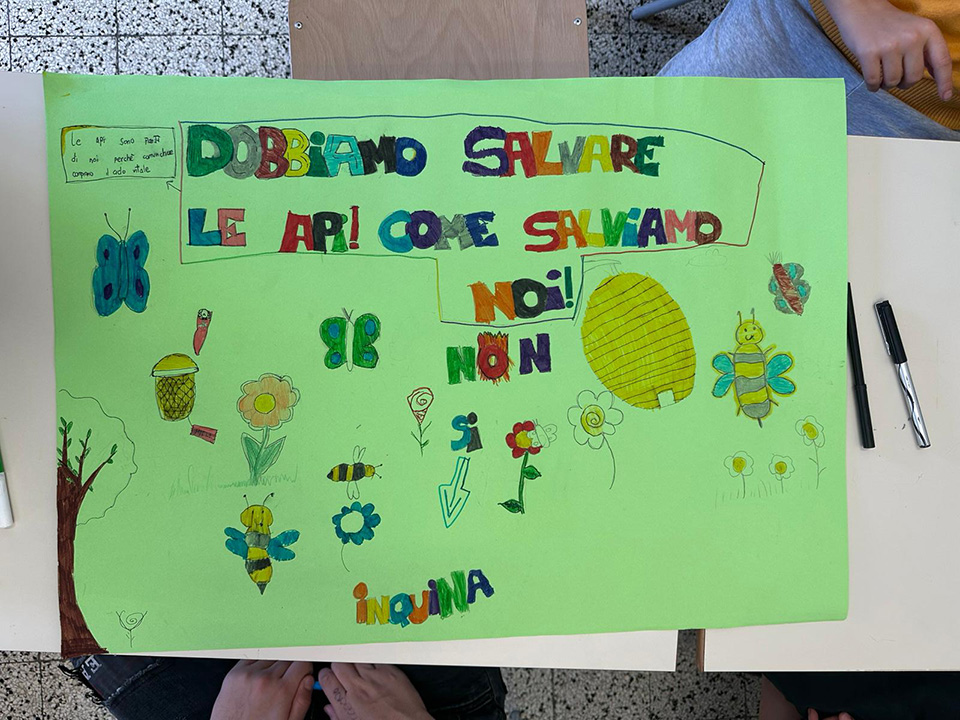 cartellone per progetto ogni ape conta con scritte e disegni