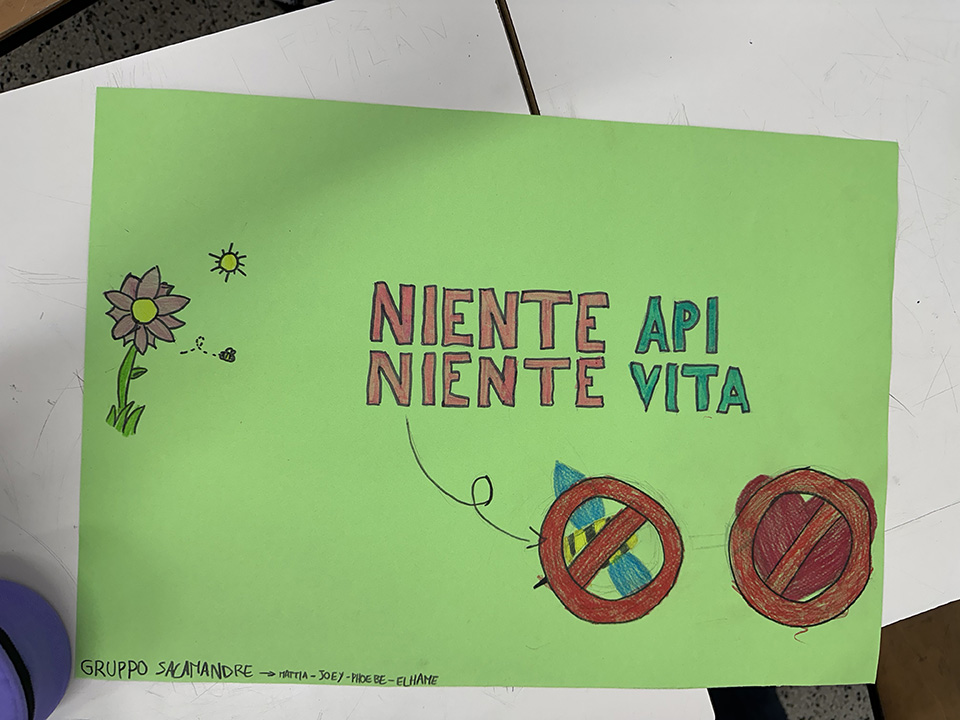 cartellone per progetto ogni ape conta con scritte e disegni