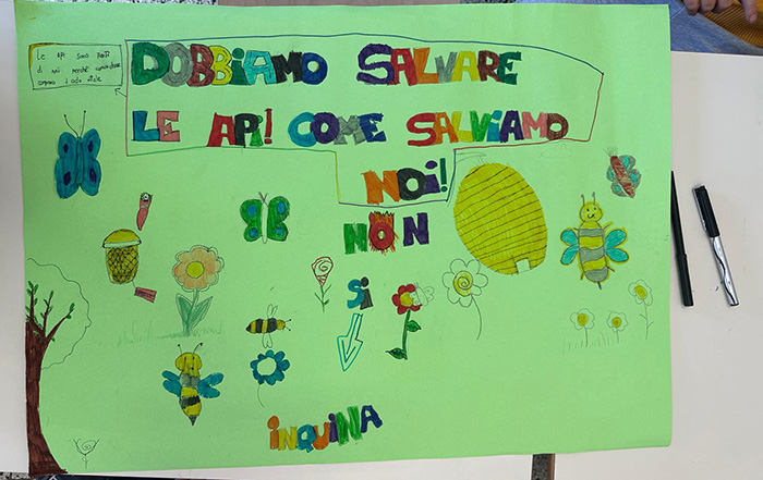 cartellone per progetto ogni ape conta con scritte e disegni