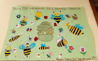 cartellone progetto ogni ape conta con disegni di api e fiori