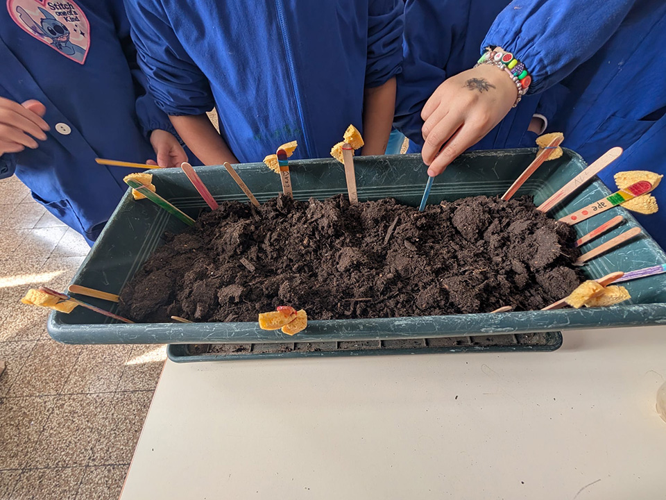 bambini con vaso di terra