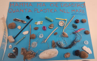 cartellone dal titolo mamma mia che disastro quanta plastica nel mare con diversi oggetti di plastica