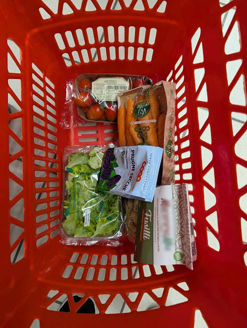 cestino della spesa con vari generi alimentari cestino della spesa con vari generi alimentari