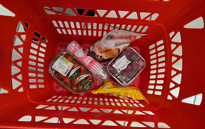 cestino della spesa con vari generi alimentari