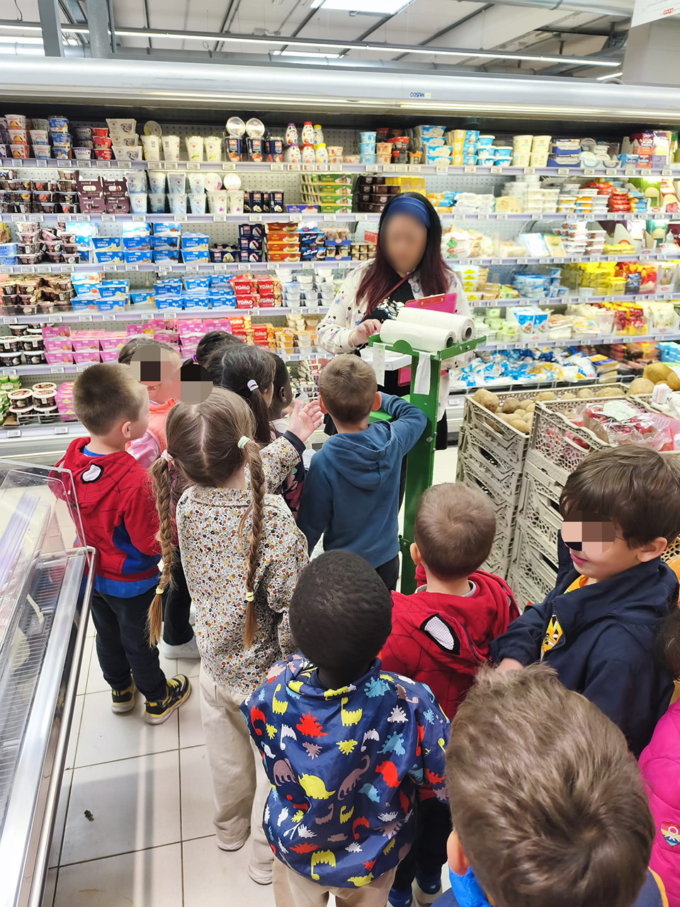 foto di donna e bambini al supermercato
