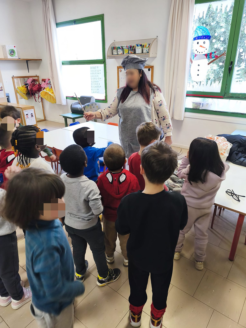 foto di donna e bambini in classe