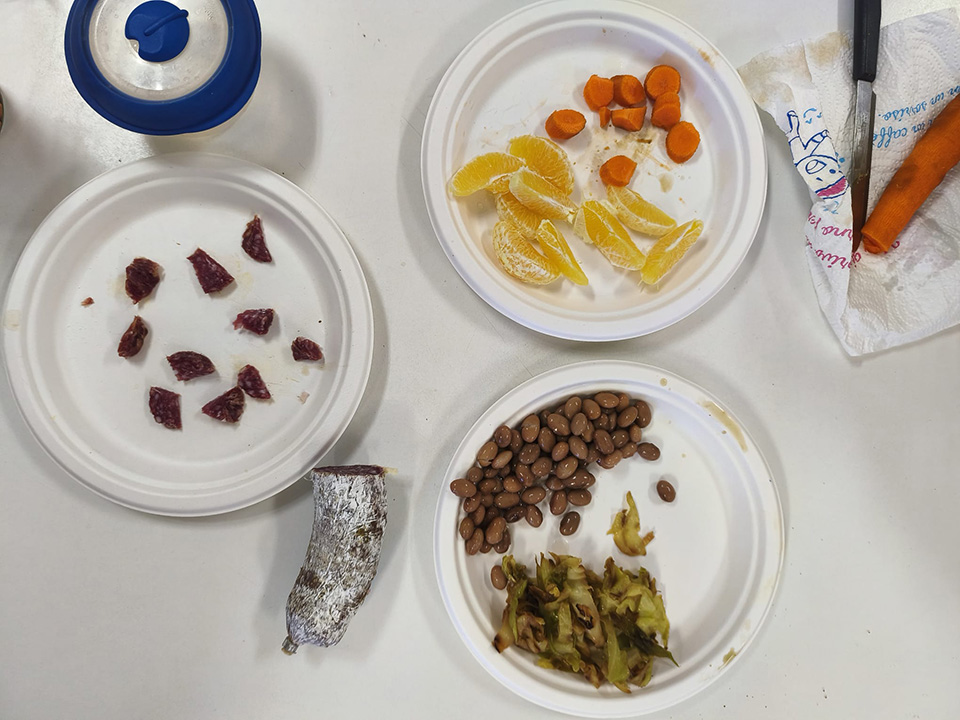 foto di piatti con frutta, verdura, legumi