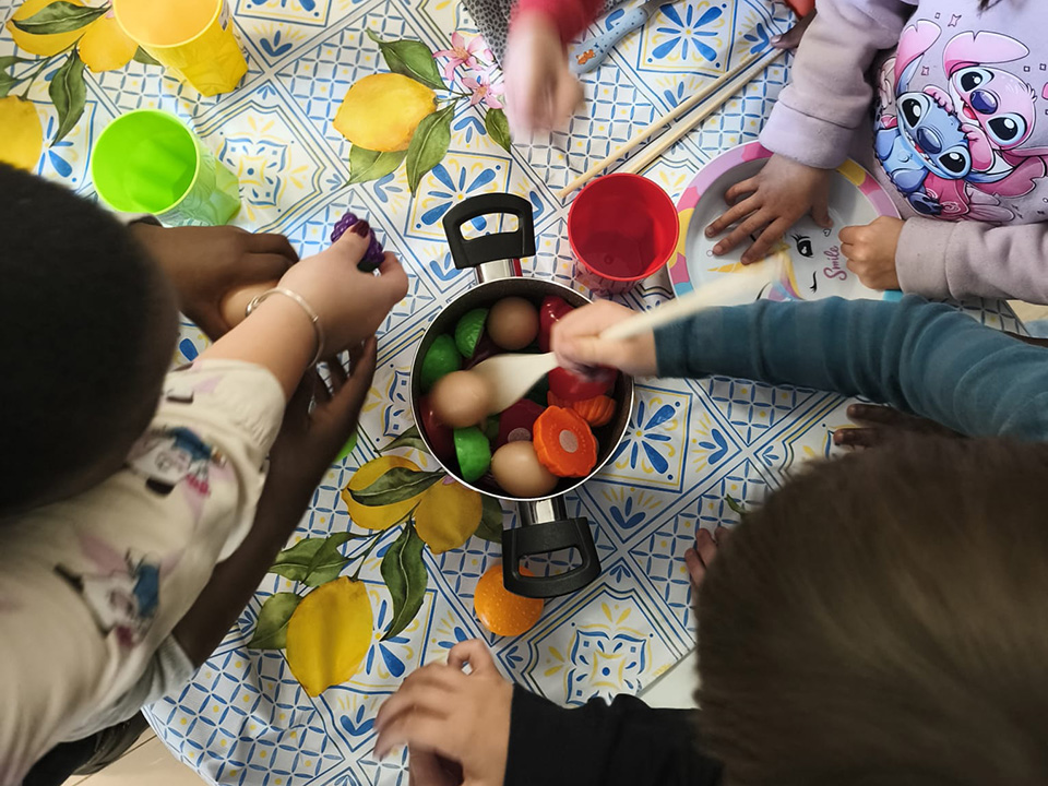 foto di bambini con piatti, bicchieri